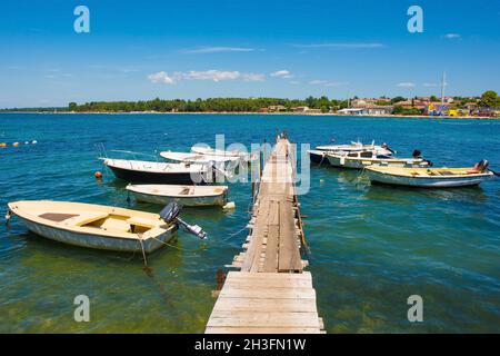 Barche ormeggiate nel centro storico di Porec in Istria nella Croazia occidentale Foto Stock