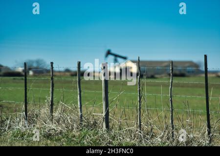 Vista panoramica di un'area rurale circondata da fili spinati Foto Stock