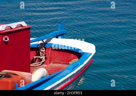 Isola di Sikinos, Grecia Vista ravvicinata, piccola barca da pesca colorata aspetto paesaggistico girato con spazio copia Foto Stock