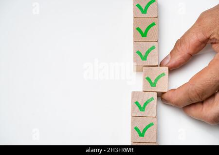 Uomo d'affari con Checklist. Preparazione del piano e della lista di controllo Foto Stock