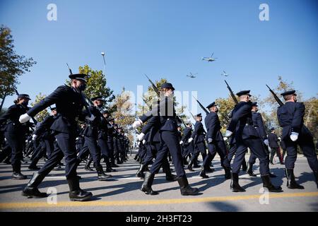 Salonicco, Grecia. 28 ottobre 2021. Marcia della polizia durante una parata militare a Salonicco, Grecia settentrionale, il 28 ottobre 2021. In mezzo alle restrizioni COVID-19 specialmente nella parte settentrionale del paese, la Grecia ha festeggiato l'annuale 'Ochi (No) Day' giovedì con parate militari e studentesche. Credit: Dimitris Tosidis/Xinhua/Alamy Live News Foto Stock