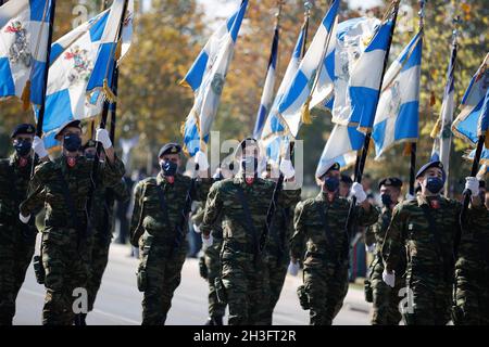 Salonicco, Grecia. 28 ottobre 2021. I soldati marciano durante una parata militare a Salonicco, nel nord della Grecia, il 28 ottobre 2021. In mezzo alle restrizioni COVID-19 specialmente nella parte settentrionale del paese, la Grecia ha festeggiato l'annuale 'Ochi (No) Day' giovedì con parate militari e studentesche. Credit: Dimitris Tosidis/Xinhua/Alamy Live News Foto Stock