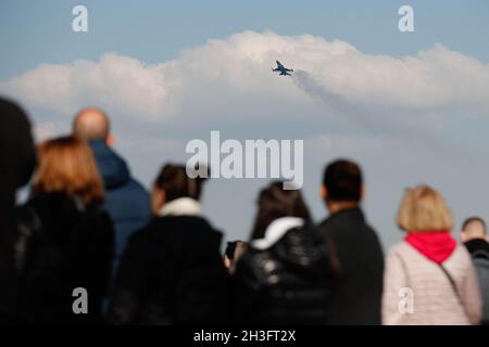 Salonicco, Grecia. 28 ottobre 2021. La gente guarda un aereo militare durante una sfilata militare a Salonicco, nel nord della Grecia, il 28 ottobre 2021. In mezzo alle restrizioni COVID-19 specialmente nella parte settentrionale del paese, la Grecia ha festeggiato l'annuale 'Ochi (No) Day' giovedì con parate militari e studentesche. Credit: Dimitris Tosidis/Xinhua/Alamy Live News Foto Stock