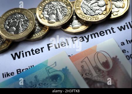 GOVERNO INVERNO CARBURANTE LETTERA DI PAGAMENTO CON I SOLDI BRITANNICI RE CRESCENTE COSTI DI ENERGIA FATTURE GAS FORNITORI DI ELETTRICITÀ PENSIONATI ECC UK Foto Stock