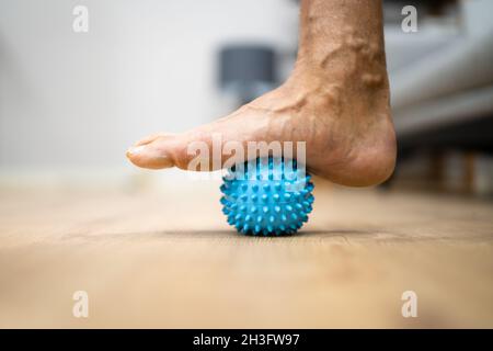 Massaggio piedi con Trigger Point Spiky Massage Ball. Versione miofasciale Foto Stock