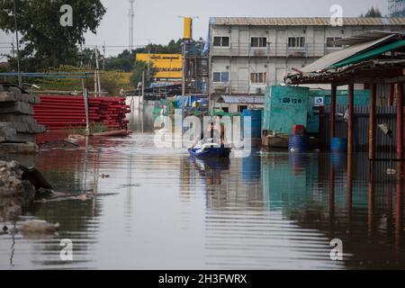 Parkked, Tailandia. 27 ottobre 2021. I lavoratori edili caricano le barche per evacuare le cose dalle inondazioni. (Foto di Atiwat Siltamethanont/Pacific Press/Sipa USA) Credit: Sipa USA/Alamy Live News Foto Stock