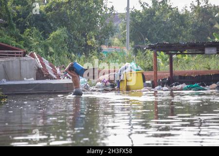 Parkked, Tailandia. 27 ottobre 2021. I lavoratori edili stanno evacuando i loro beni dal campo dei lavoratori edili. (Foto di Atiwat Siltamethanont/Pacific Press/Sipa USA) Credit: Sipa USA/Alamy Live News Foto Stock