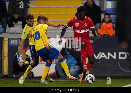 WESTERLO, BELGIO - 28 OTTOBRE: Pierre Dwomoh del Royal Antwerp FC, Jan Bernat del KVC Westerlo durante la partita della Belgian Croky Cup tra KVC Westerlo e Royal Antwerp FC a Het Kuipje il 28 ottobre 2021 a Westerlo, Belgio (Foto di Jeroen Meuwsen/Orange Pictures) Foto Stock