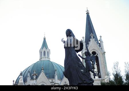 Castelpetroso - Molise - Santuario della Basilica minore dell'Addolorata - in primo piano la Madonna posta su una stele di pietra che accoglie i pellegrini, Foto Stock