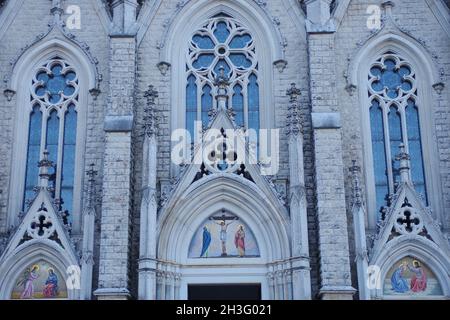 Castelpetroso - Molise - Basilica minore del Santuario dell'Addolorata - particolare della facciata in stile neogotico Foto Stock