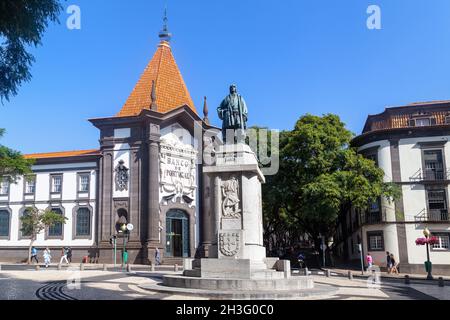 FUNCHAL, MADEIRA - 20 AGOSTO 2019: Questo è un monumento per lo scopritore di Madeira, Juan Gonsalves Zarco, vicino alla costruzione della Banca del Portogallo. Foto Stock