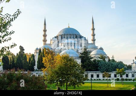 Vista panoramica della Moschea Suleymaniye a Istanbul. Minareto e dettagli architettonici della moschea. Foto Stock