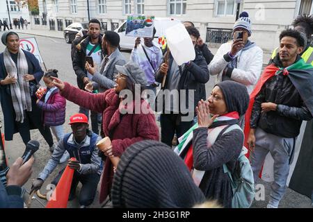 Londra, UK, 28 ottobre 2021: Un gruppo di espatriati sudanesi sta organizzando una manifestazione quotidiana fuori dall'ambasciata sudanese per protestare contro il colpo di stato militare contro il Sudan, che ha visto il primo ministro Abdalla Hamdok inizialmente imprigionato e ora tenuto agli arresti domiciliari. Altri ministri rimangono in prigione e si stanno svolgendo proteste per le strade di Khartoum. Nei loro canti e nei loro discorsi, questi manifestanti hanno chiesto il ritorno di un governo pienamente democratico in Sudan. Anna Watson/Alamy Live News Foto Stock