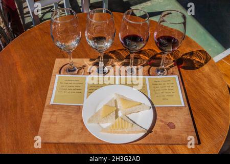 INLE, MYANMAR - 27 NOVEMBRE 2016: Degustazione di vini in Red Mountain Estate Vinery vicino al lago Inle, Myanmar Foto Stock