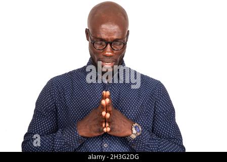 uomo bello adulto che indossa occhiali su sfondo isolato pregando con le mani insieme chiedendo perdono Foto Stock