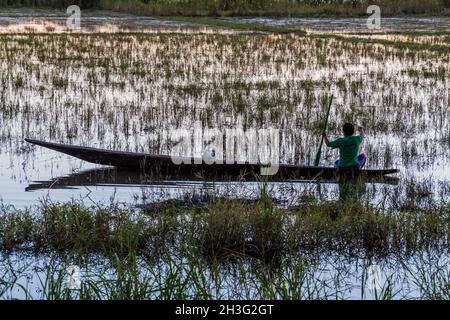 INLE, MYANMAR - 27 NOVEMBRE 2016: Pescatore locale su una barca al lago Inle, Myanmar Foto Stock