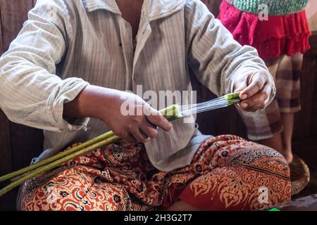 INLE, MYANMAR - 28 NOVEMBRE 2016: Filamenti di loto in Myat Pwint Chel laboratorio di tessitura Inn Paw Khone villaggio a Inle lago, Myanmar Foto Stock