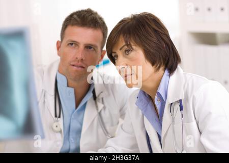 I medici guardando immagine a raggi x Foto Stock