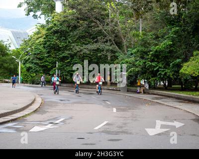 Medellin, Colombia - Dicembre 22 2020 : giovani Latini Ride the Stadium Public Park Bike Lane per esercitarsi Foto Stock