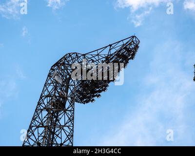 Metal Tower con diverse lampadine per illuminare lo stadio con il cielo scuro sullo sfondo Foto Stock