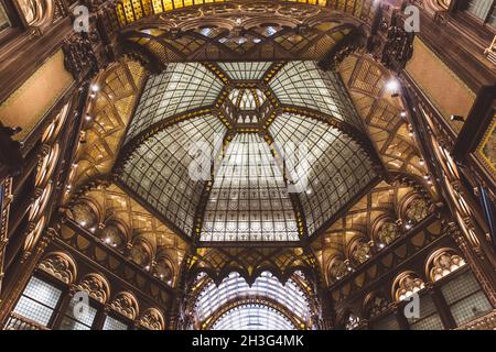 BUDAPEST, UNGHERIA - 18 GIUGNO 2019: Interno dell'hotel Parisi Udvar nel distretto V. di Budapest, Ungheria, aperto dopo il restauro nel giugno 2019 Foto Stock