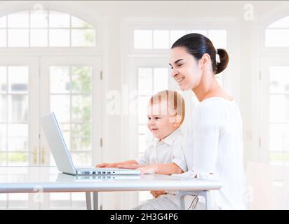 La madre e il bambino con laptop Foto Stock