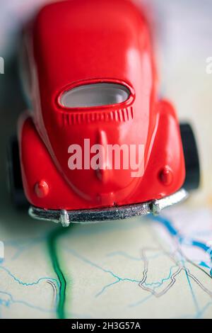 Auto giocattolo rossa su una mappa stradale Foto Stock