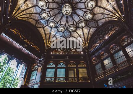 BUDAPEST, UNGHERIA - 18 GIUGNO 2019: Interno dell'hotel Parisi Udvar nel distretto V. di Budapest, Ungheria, aperto dopo il restauro nel giugno 2019 Foto Stock