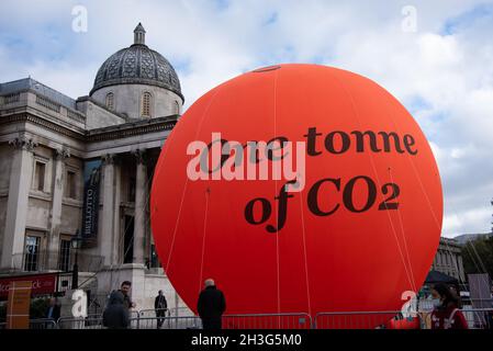 Londra, Regno Unito. 28 ottobre 2021. Una grande bolla di carbonio è installata a Trafalgar Square dal Westminster City Council e dal PwC davanti alla COP26, è urgente sensibilizzare per affrontare il cambiamento climatico e ridurre le emissioni di carbonio. (Foto di Loredana Sangiuliano/SOPA Images/Sipa USA) Credit: Sipa USA/Alamy Live News Foto Stock