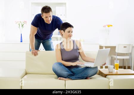 Coppia giovane con il computer Foto Stock