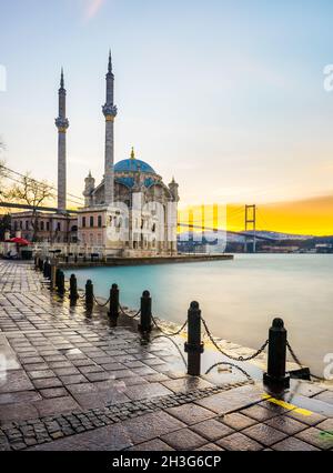 ISTANBUL, TURCHIA. Bellissimo paesaggio di Istanbul alba a Ortakoy. Ponte sul Bosforo di Istanbul e Moschea di Ortakoy. Foto Stock