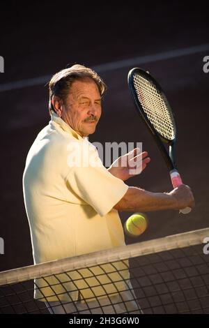 Senior uomo giocando a tennis Foto Stock