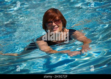 Nuoto donna anziana attiva Foto Stock