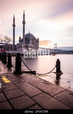 ISTANBUL, TURCHIA. Bellissimo paesaggio di Istanbul alba a Ortakoy. Ponte sul Bosforo di Istanbul e Moschea di Ortakoy. Foto Stock