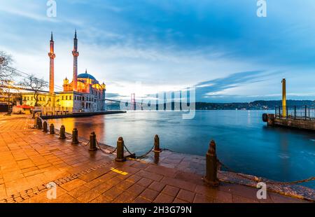 ISTANBUL, TURCHIA. Bellissimo paesaggio di Istanbul alba a Ortakoy. Ponte sul Bosforo di Istanbul e Moschea di Ortakoy. Foto Stock