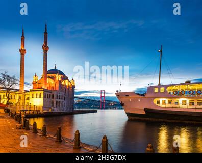 ISTANBUL, TURCHIA. Bellissimo paesaggio di Istanbul alba a Ortakoy. Ponte sul Bosforo di Istanbul, moschea e traghetto. Foto Stock