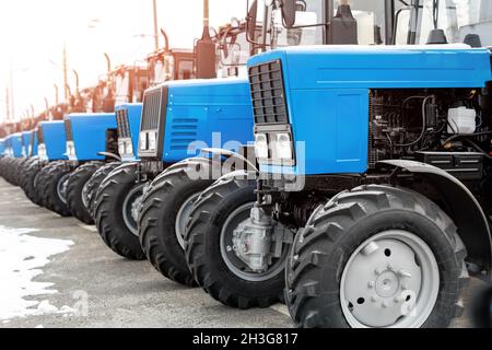 Molti trattori diversi in fila alla fiera agricola per la vendita Outdoor.Equipment for Agriculture.Heavy macchine industriali presentati a. Foto Stock