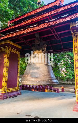 Grande campana di Pagoda Pahtodawgyi in Amarapura vicino Mandalay, Myanmar Foto Stock