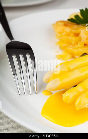 Asparagi cotti con salsa di ollandaise Foto Stock