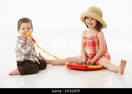 Bambini piccoli che giocano con lo strumento giocattolo Foto Stock