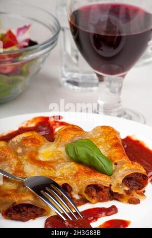 Cannelloni mit Tomatensauce Foto Stock