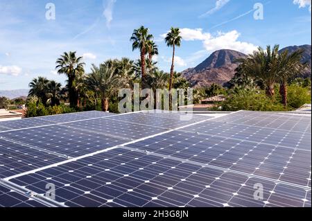 Elettricità che genera pannelli solari tetto in Indian Wells, California Foto Stock