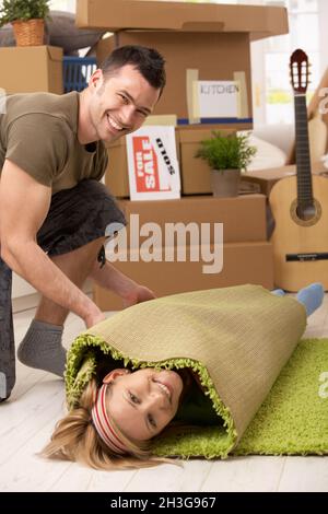 Giovane coppia che si diverte a casa in movimento Foto Stock