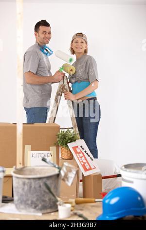 Ritratto di giovane coppia che dipinge la loro casa Foto Stock