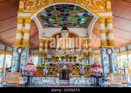 Statua del Buddha al tempio Kyaut Ka Lat Kyaut Kalat o Kyauk Kalap vicino a hPa an, Myanmar Foto Stock