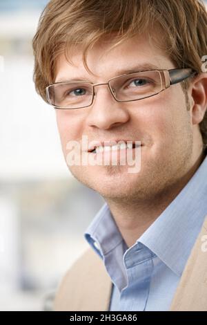 Primo piano ritratto di giovane uomo d'affari Foto Stock