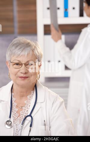 Ritratto di medico senior Foto Stock