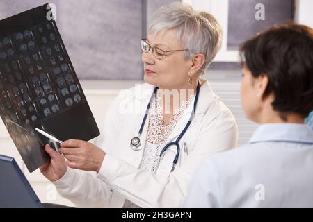 Medico e paziente che discutono i risultati dei raggi X. Foto Stock