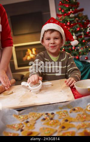 Bambino piccolo che aiuta a natale Foto Stock