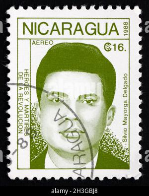 NICARAGUA - CIRCA 1988: Un francobollo stampato in Nicaragua mostra Silvio Mayorga Delgado, eroe della rivoluzione, circa 1988 Foto Stock